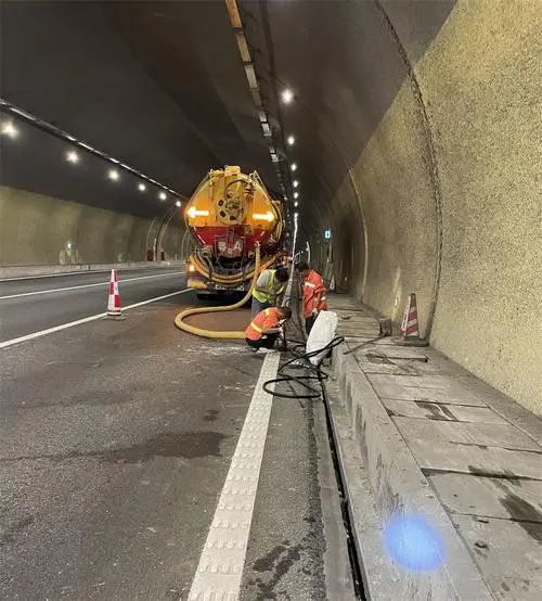 沈北隧道排水渠清淤